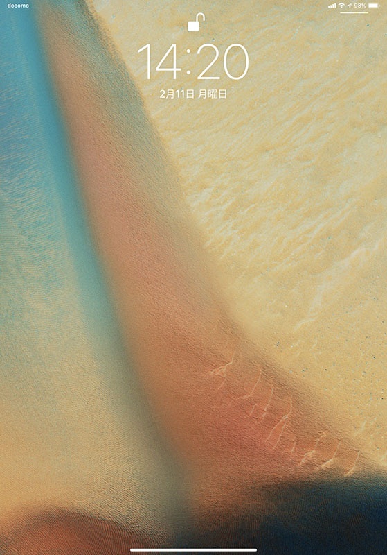 11インチ iPad Pro の Face ID で顔認証ロック解除をする様子。画面が縦でも横でも上下逆さまでも顔認証が通ります。ロックボタンを押すか画面をタップするからカバーを開くかして、画面を上にスワイプすればロック解除完了です。