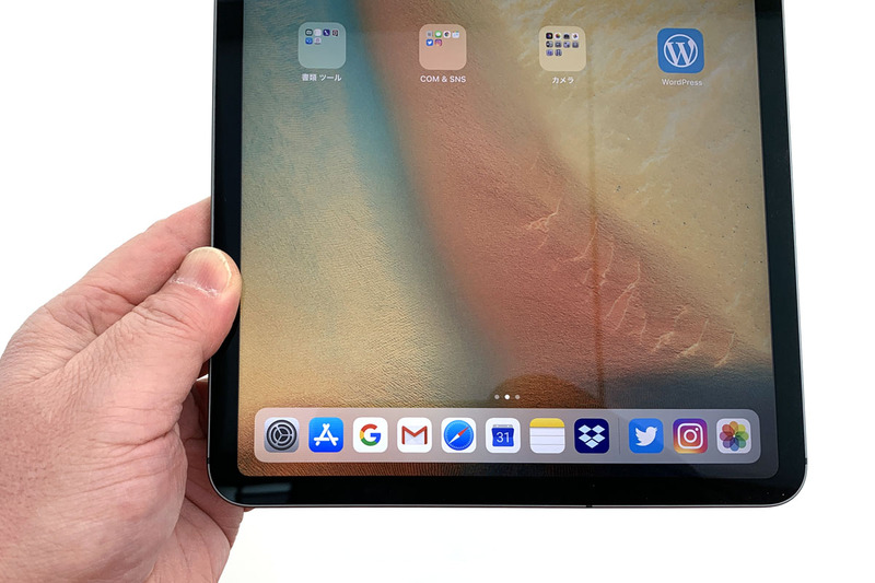 いつもは左写真のように端末のエッジを持って使っています。改めて写真に撮ると、我ながら「こんな端っこを持って使っていたんだ～」と新鮮に感じます。ただ、屋外で立ったまま使うときは右写真のように画面に指が入るくらいの状態でホールド。さすがにエッジだけで持って歩いたりするのは、端末落下が心配。なお、右写真のように画面に指が乗った状態でも、ほかの2本の指でタッチ操作が可能です。