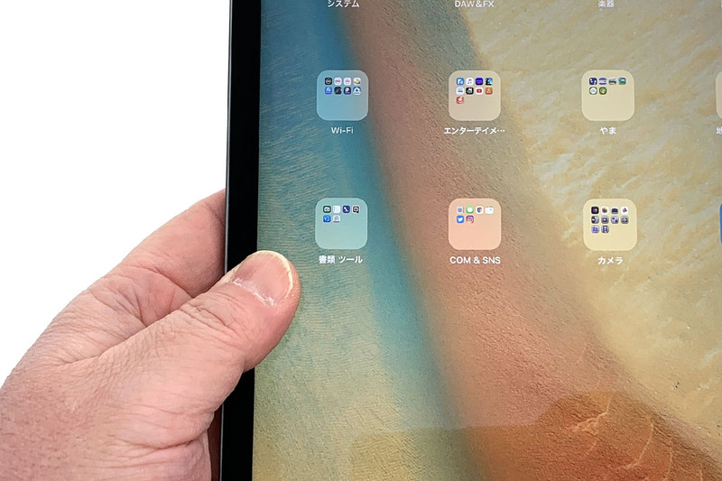 いつもは左写真のように端末のエッジを持って使っています。改めて写真に撮ると、我ながら「こんな端っこを持って使っていたんだ～」と新鮮に感じます。ただ、屋外で立ったまま使うときは右写真のように画面に指が入るくらいの状態でホールド。さすがにエッジだけで持って歩いたりするのは、端末落下が心配。なお、右写真のように画面に指が乗った状態でも、ほかの2本の指でタッチ操作が可能です。