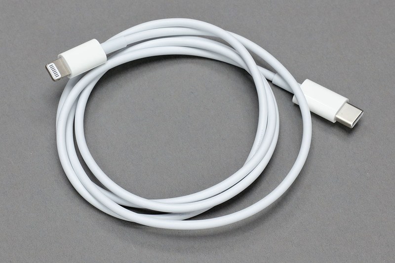 USB-C/Lightning ケーブルを使えば、iPhoneを充電することができます。