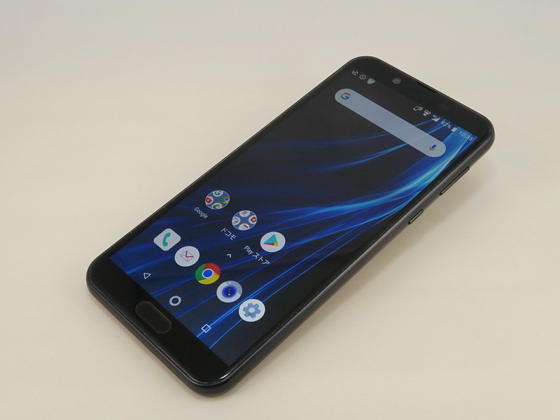 NTTドコモ／シャープ「AQUOS sense2 SH-01L」、約148mm（高さ）×71mm（幅）×8.4mm（厚さ）、約155g（重量）、シルキーホワイト、ニュアンスブラック（写真）、シャンパンゴールド、ブロッサムピンクをラインアップ。au版はシルキーホワイト、ニュアンスブラック、ピンクゴールド、アイスグリーン。UQモバイル版はシルキーホワイト、ピンクゴールド、ニュアンスブラック。SIMフリー版はホワイトシルバー、ニュアンスブラック、アッシュイエロー、アーバンブルー