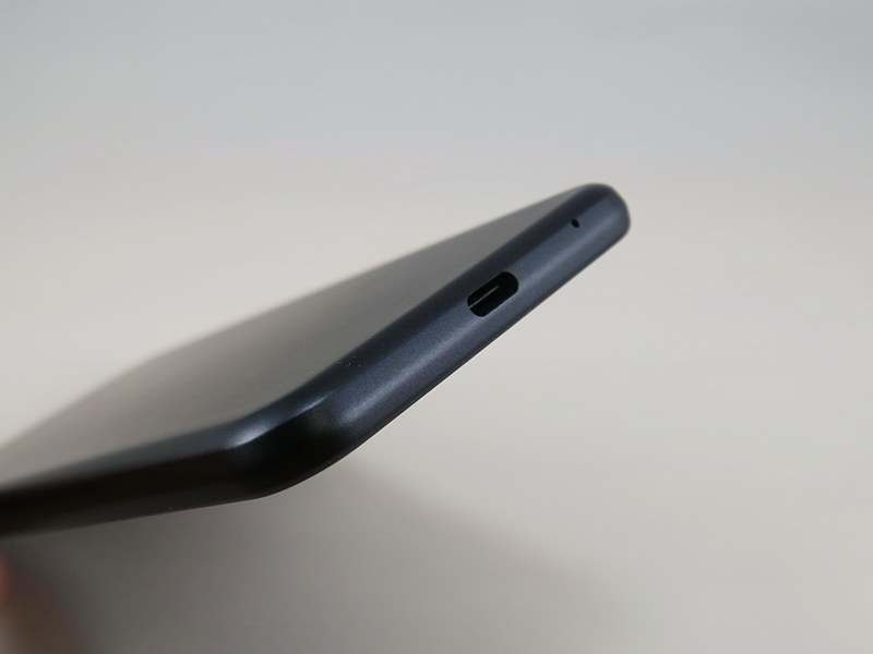 下部はUSB Type-C外部接続端子のみを備える