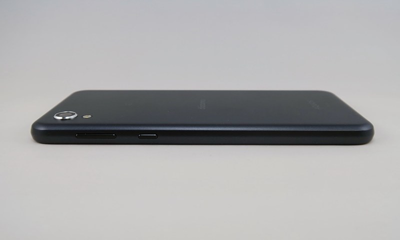 右側面は上側（左側）に分割好きの音量キー、隣に電源ボタンを備える