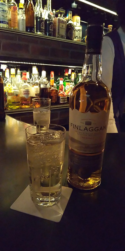 暗いバーでの撮影。背景の棚の明るさも再現しつつ、グラスやボトルも明るく撮影できている