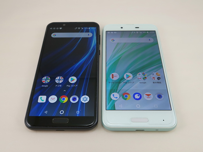 「AQUOS sense2 SH-01L」(左)と「AQUOS sense SHV40」（右）を並べたところ。上下のベゼルが狭くなり、画面サイズが大きくなった