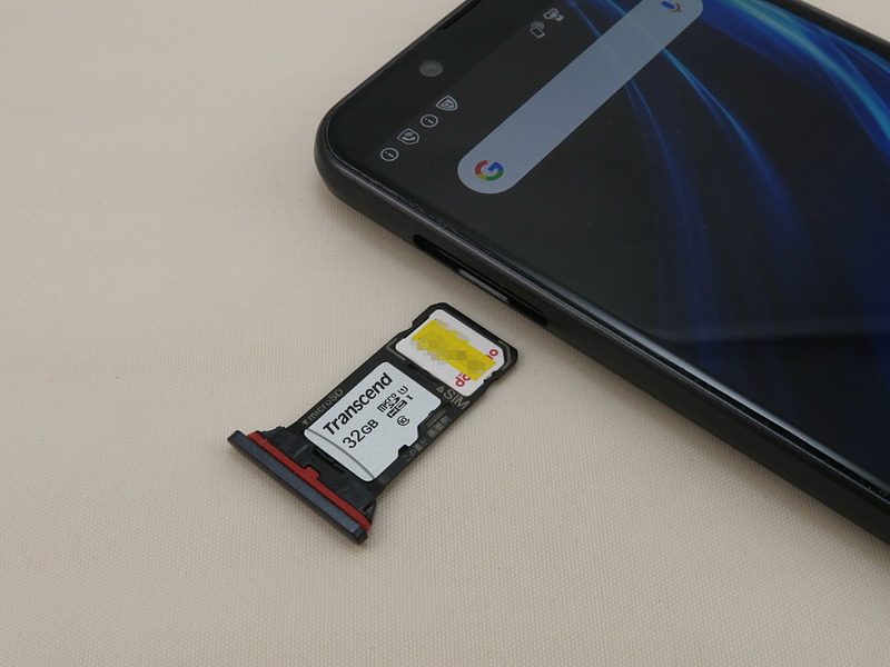 SIMカードはnanoSIMに対応。microSDメモリーカードも装着可能。SIMフリーモデルもシングルSIM対応なのが残念