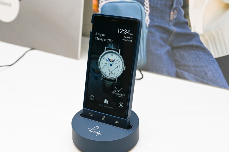 客室備え付けのスマートフォン「handy」