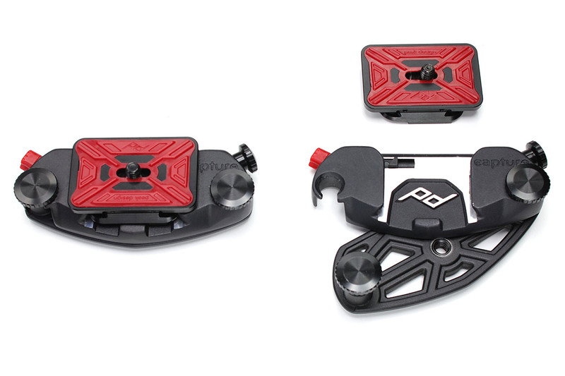 ピークデザインの「CAPTURE PRO CAMERA CLIP」。金属のマウントでベルトやストラップを挟むようにして固定。カメラ側にはクイックリリースプレートを装着して使います。