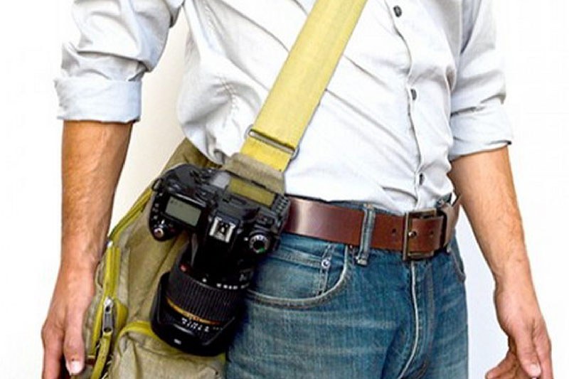 バックパックのショルダーハーネスや腰のベルト、あるいはバッグのストラップに対し、カメラを容易に脱着できるようになります。ストラップと違ってカメラがブラブラしたり体にぶつかったりしにくいので、移動中でも違和感なくカメラを携行できます。超絶便利！