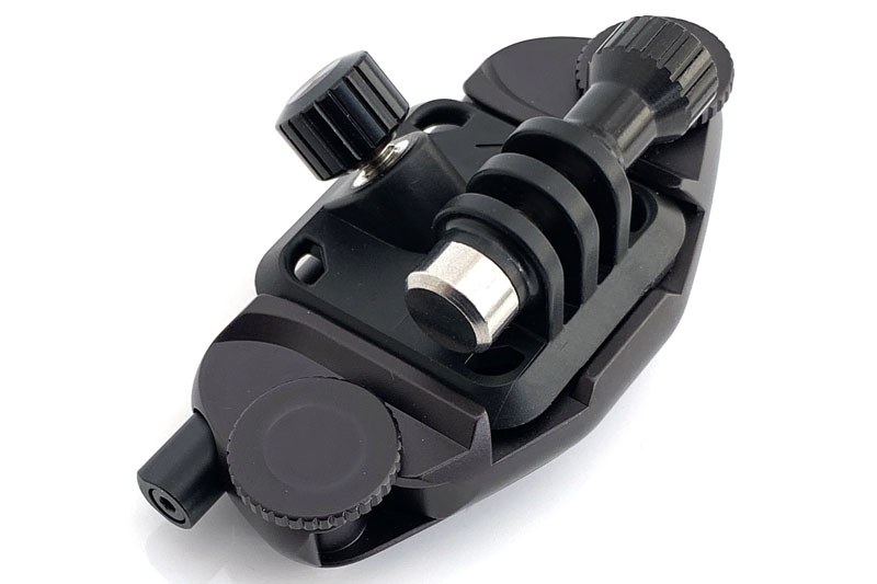 新型P.O.V. KITのクイックリリースプレート部には、キャプチャーV3に装着したときにプレートを密着させるためのネジがあります。ネジを締めると、プレート裏面の赤い樹脂部が押し出され、マウント左右前方とクイックリリースプレート左右が強く密着するしくみです。