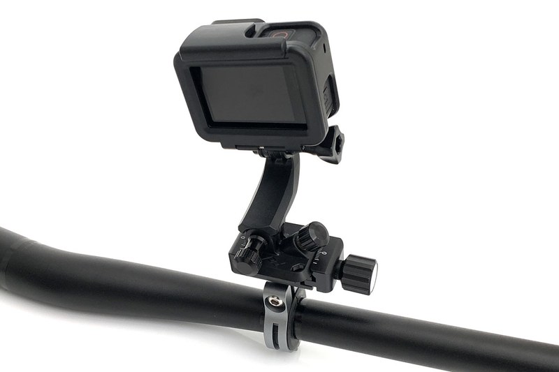 キャプチャーV3とP.O.V. KITと GoPro HERO7 Blackの組合せ。これでバックパックのショルダーハーネスなどに取り付けて撮影したりします。必要に応じて、自転車のハンドルバーに取り付けたアルカスイス互換雲台（クランプ）へ装着したり。手早く違う場所に装着し直せるのが便利です。