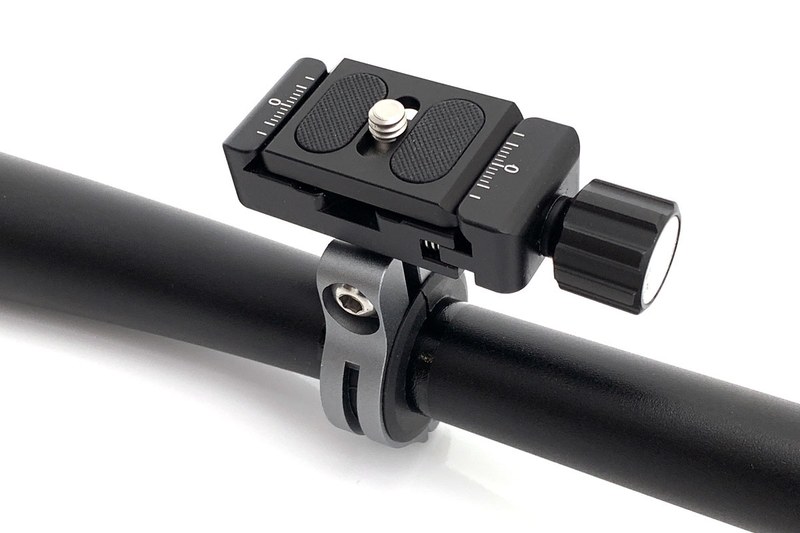 ちなみに、このアルカスイス互換クランプはSUNWAYFOTOの「DDC-26」（<a href="http://www.sunwayfoto.jp/?pid=76046764" class="strong bn" target="_blank">公式ページ</a>）。アクションカメラやコンパクトデジカメにマッチする小さなクランプです。3000円くらい（クイックリリースプレートは別売）。