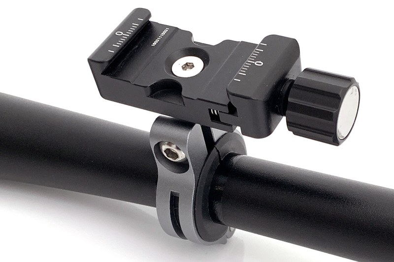 ちなみに、このアルカスイス互換クランプはSUNWAYFOTOの「DDC-26」（<a href="http://www.sunwayfoto.jp/?pid=76046764" class="strong bn" target="_blank">公式ページ</a>）。アクションカメラやコンパクトデジカメにマッチする小さなクランプです。3000円くらい（クイックリリースプレートは別売）。