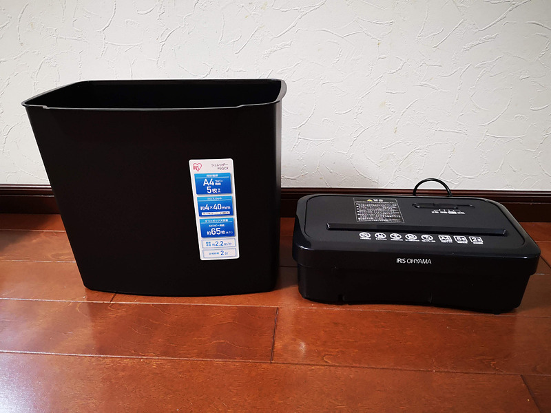 本機の高さは約30cmだが、本体そのものは10cm程度でバケツ状のダストボックスに蓋のように収まっている。不安定ではないが重心は比較的高いので注意は必要。ひっくり返すと掃除が大変だ