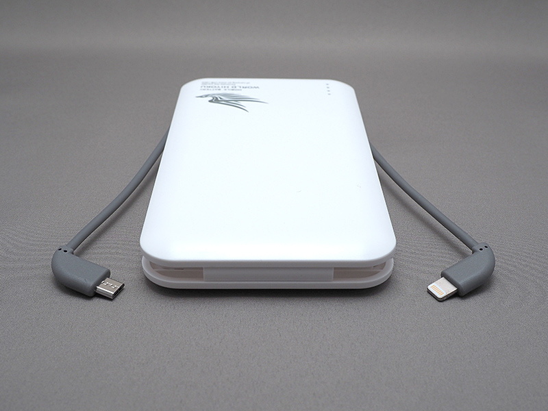 ケーブル2本を内蔵しているのが特徴。写真はLightningケーブルとmicroUSBケーブル