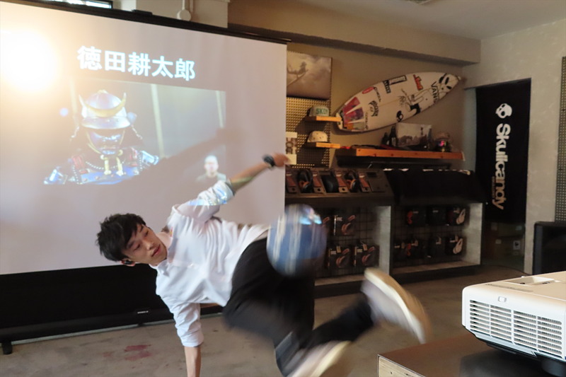 発表会でのパフォーマンス。激しい動きでも落ちることがない