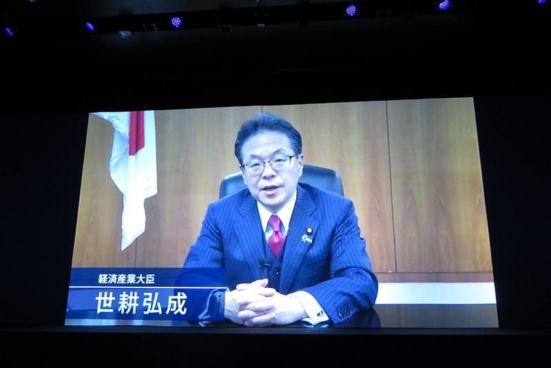 カンファレンスには、経済産業大臣の世耕弘成氏（左）、IT・科学技術大臣の平井卓也氏が（右）ビデオレターで出演した。