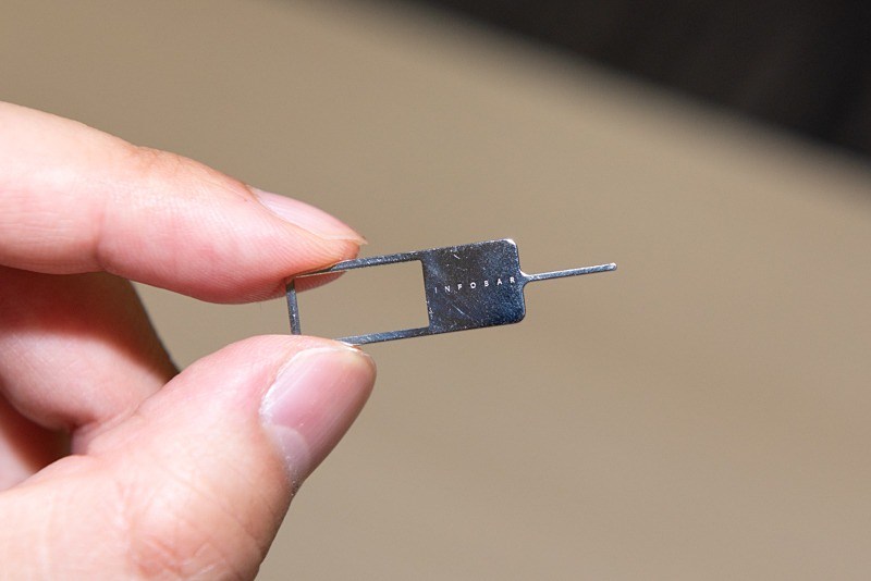 INFOBAR xvのSIMピン