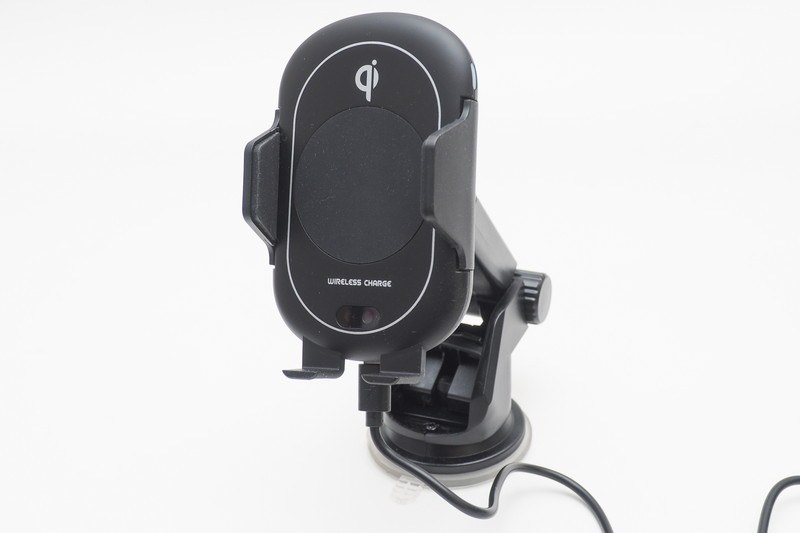 カシムラの「ワイヤレス充電器 自動開閉ホルダー KW-7」