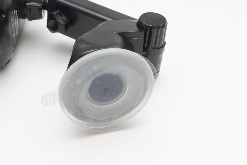 ゲル素材がついた吸盤でクルマのダッシュボードに吸い付く