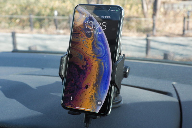 クルマに取り付けてみた。ケーブルが下に出っ張るのでスマートフォン位置は高めだ