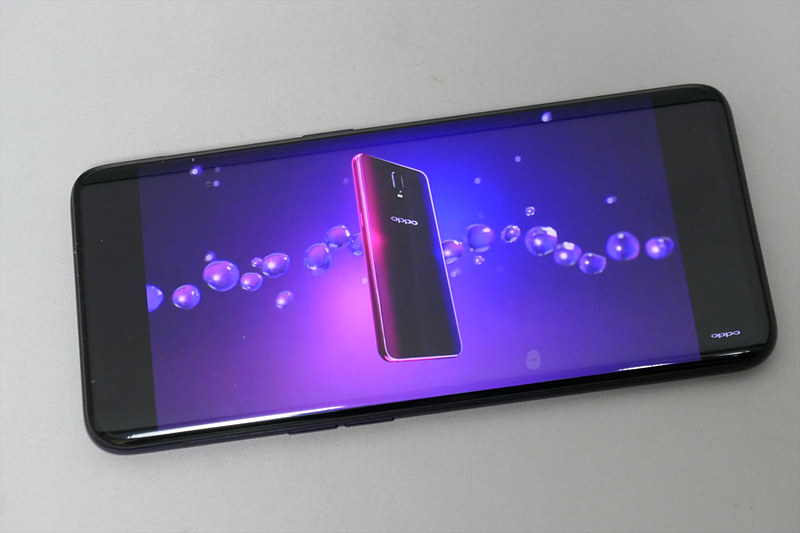 「YouTube」で動画を再生すると、上下はめいっぱいに表示されるが、左右は黒くなる