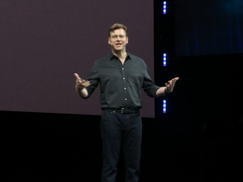 オープニング直後、Galaxy Foldの説明を担当したサムスンのSenior Vice President of Product MarketingのJustin Denison氏