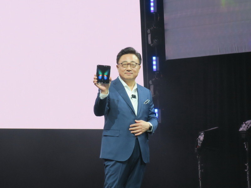 Galaxy Foldをお披露目するサムスンのIT & Mobile Communications DivisionのPresident and CEOのD.J.Koh氏