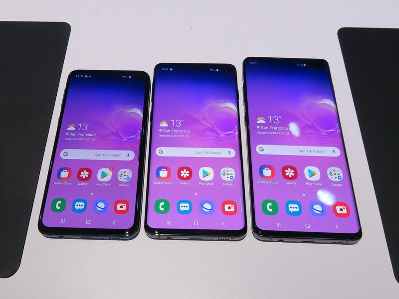 ディスプレイのサイズなどが異なる3モデルを発表。左から「Galaxy S10e」「Galaxy S10」「Galaxy S10+」の順に並ぶ
