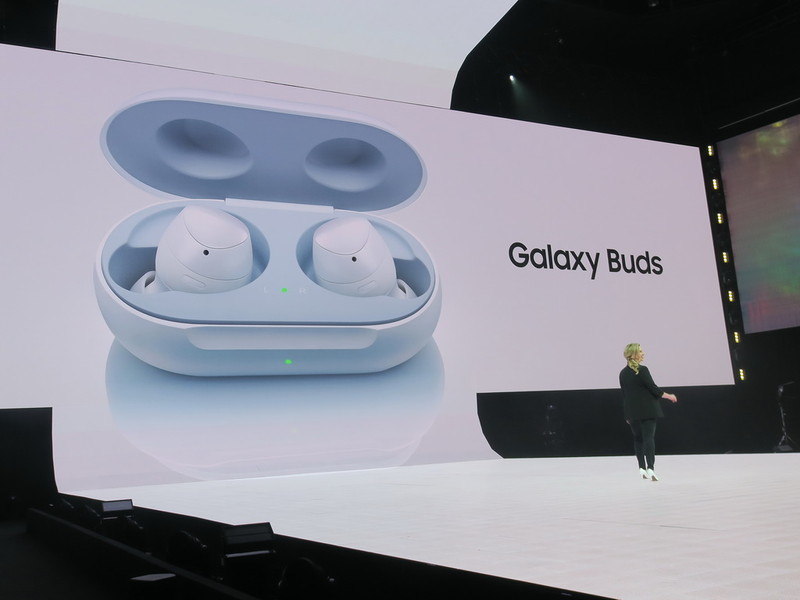 同時に発表されたフルワイヤレスイヤホン「Galaxy Buds」