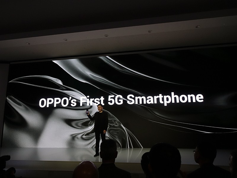 商用化する5Gスマートフォンも公開した