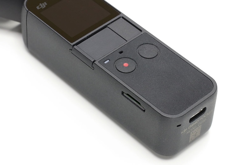 本体下部にはmicroSDカードスロット（最大256GB）と充電やスマホとのケーブル接続・遠隔操作などに使えるUSB-Cポートがあります。専用ハードケースが付属し、スタビライザーや液晶モニターを保護しつつ携帯でき、ケースに入れたままの充電も可能です。