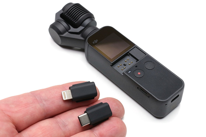 Osmo Pocketのモニター下部にはスマートフォンと接続するための接点があります。ここに付属のプラグを装着してスマホと合体。プラグは、目隠し用のダミープラグと、Lightning用プラグ、USB-C用プラグが付属します。