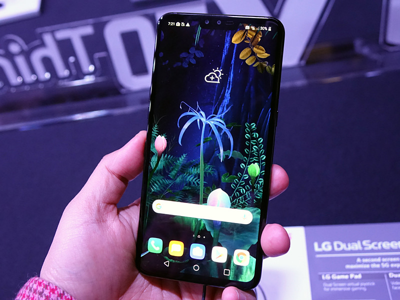 LG V50 ThinQ 5G。背面には5Gのロゴをあしらった