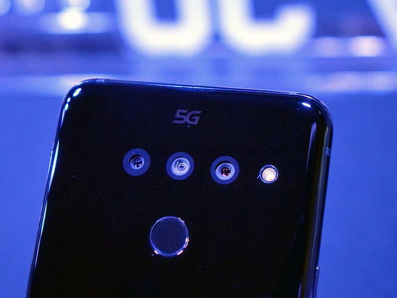 LG V50 ThinQ 5G。背面には5Gのロゴをあしらった