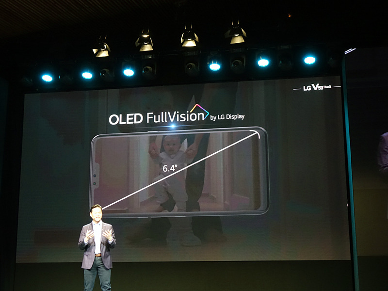 5Gの通信速度を生かし、マルチメディア体験を強化。ディスプレイも6.4インチと大型だ