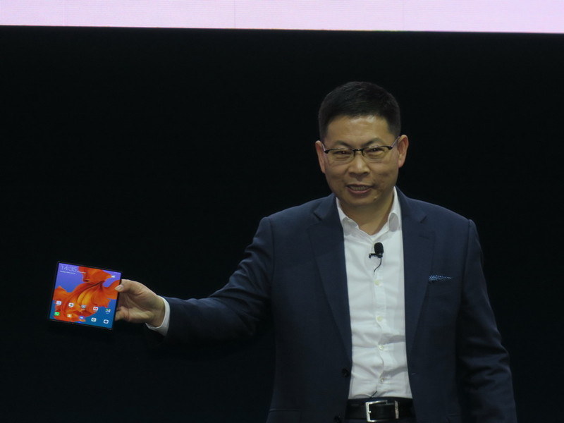 発表された「Mate X」を手にする同社CEOでコンシューマビジネスグループ担当のRichard Yu（リチャード・ユー）氏