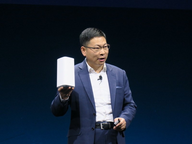 5G対応CPE端末を手に持って説明するRichard Yu氏