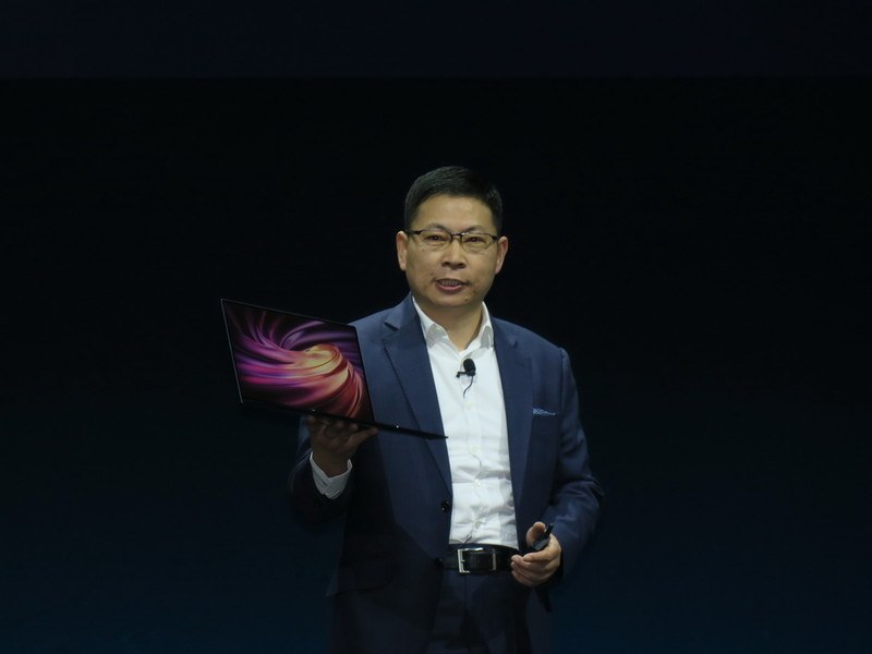 MateBook X Proを手に持ち、説明するRichard Yu氏