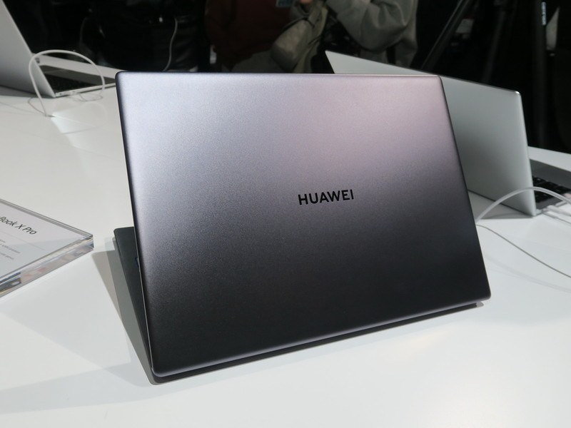 MateBook X Proの背面は昨年、新しくなったHUAWEIのロゴがデザインされた