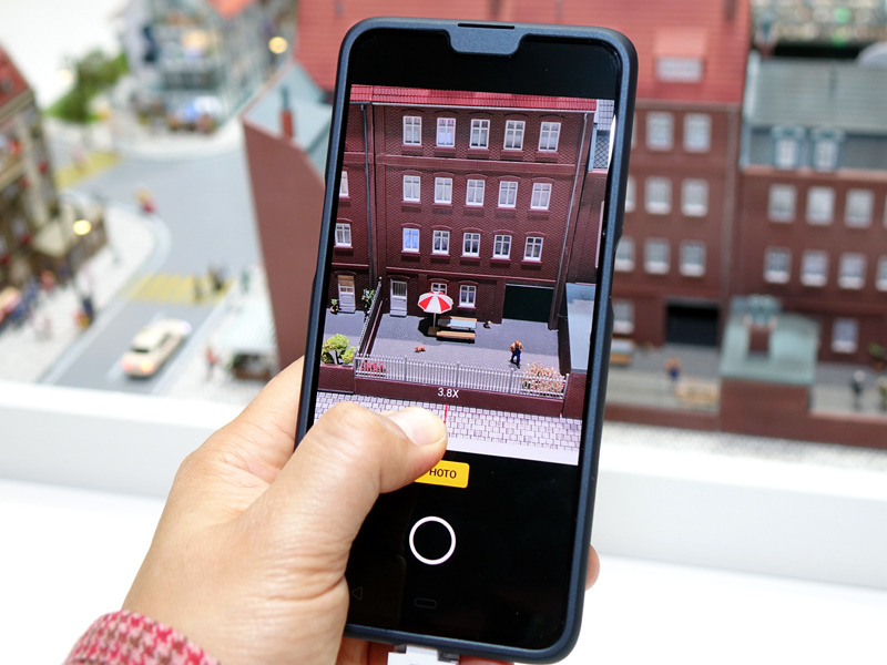 3つのカメラが自動的に切り替わっていく仕組みで、あたかもズームレンズで焦点距離を変えているかのように操作できる