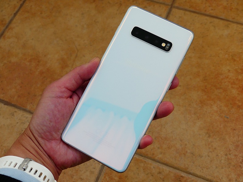 このカラーはPrism White。見る角度によって青っぽく見えたりピンクのラインが見えたりします