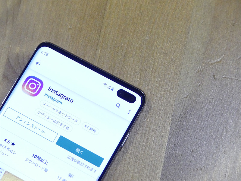 カメラレンズの部分だけディスプレイが切り取られています。セルフィを撮るときにタイマーを利用すると、その部分が白い枠で囲まれていき、レンズの場所を伝えます。
