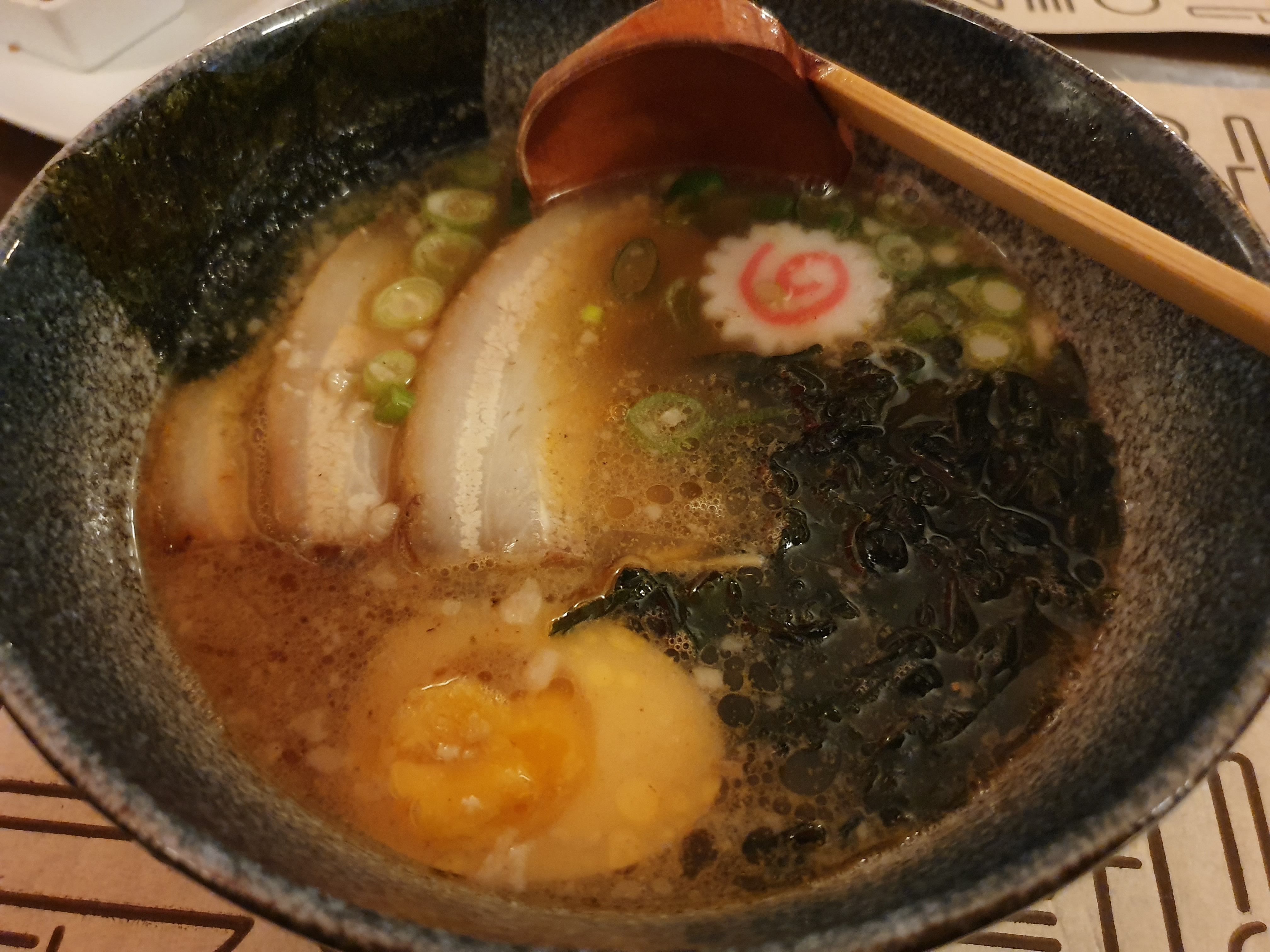 バルセロナで食べたラーメン。普通においしかったです。なお、食べ物は何もしなくてもシーン認識機能で最適なモードで撮ることができますし、ファインダー上に「食事」モードのボタンを置いておき、それを利用して撮影することもできます