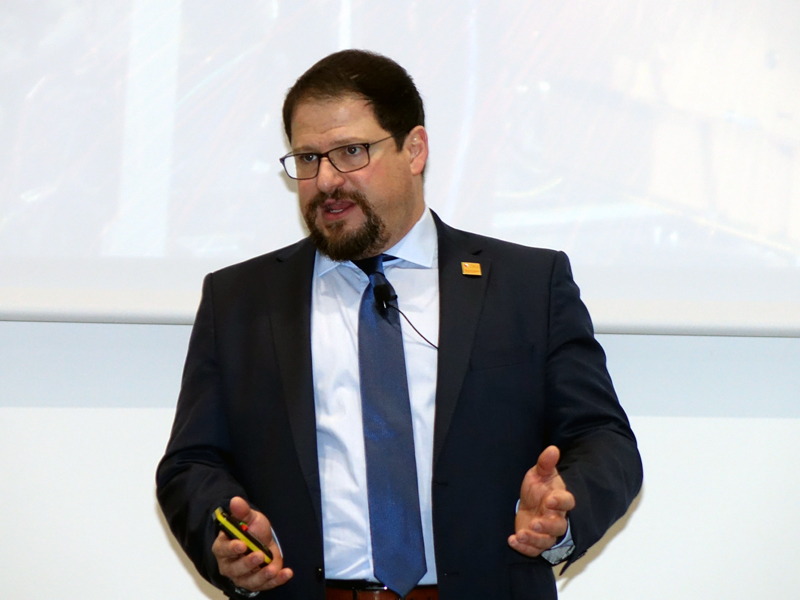 プレスカンファレンスに登壇したクリスティアーノ・アモンCEO