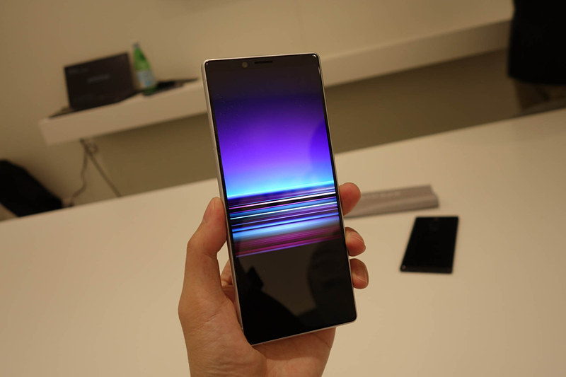 Xperia 1。プレスが手に取れたのは、画面表示を切り替えられない形だったがモックアップではなく実機だった