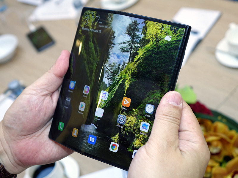 折りたたみスマートフォンが相次いで発表されているが、グーグルもこれをサポートしていく方針。写真はファーウェイの「Mate X」