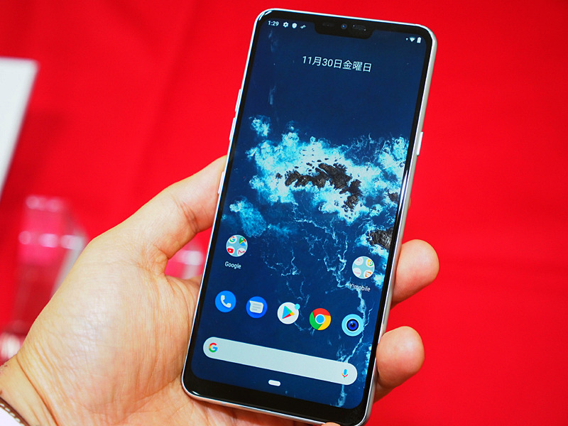 素のAndroidを搭載したメーカー端末のAndroid Oneは急成長しているという。写真は昨年末に発売されたワイモバイルの「Android One X5」