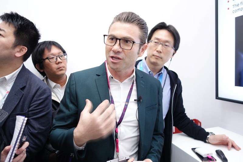 楽天モバイルネットワークのアミン氏。直前までMWCオフィシャルのパネルディスカッションに参加していた