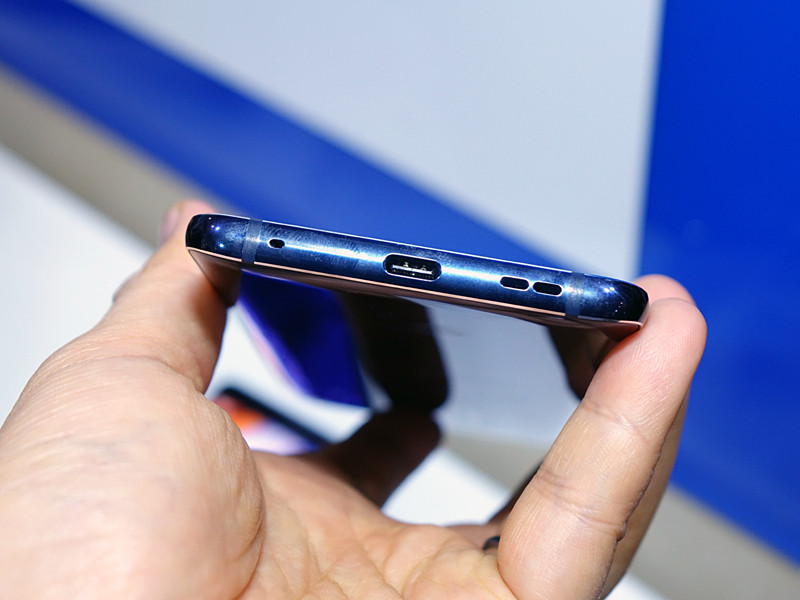 底面にはUSB Type-C端子を備える